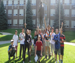 【阳光学府国际教育】2014年美国暑期夏令营之旅——在林肯学校塑像前合影